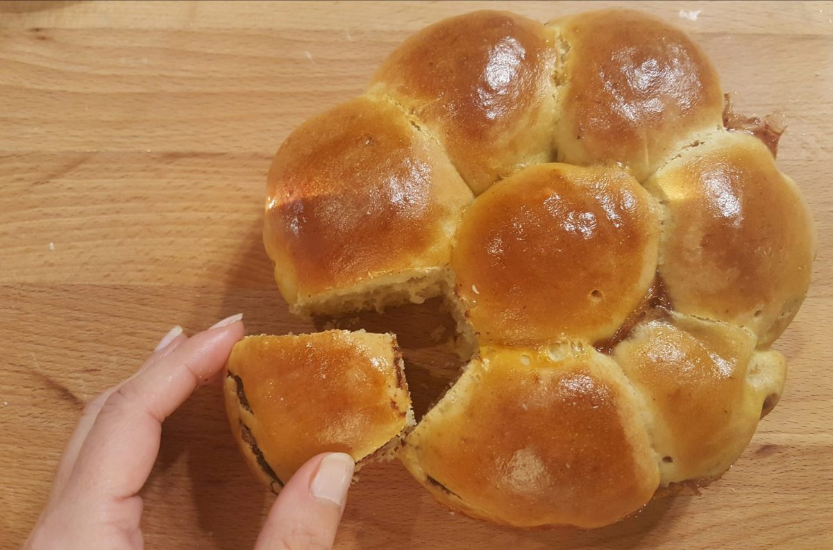 Fiore di brioche al latte ripieno di nutella e marmellata